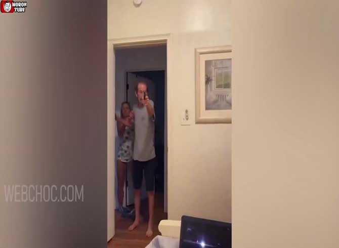 Video :He kills himself after shooting his roommate in the ear (Warning - shocking)
